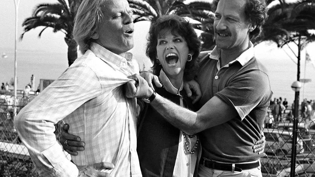 Claudia Cardinale 1982 bei den Filmfestspielen von Cannes mit Klaus Kinski und Werner Herzog.  - Bild: --/AP/dpa