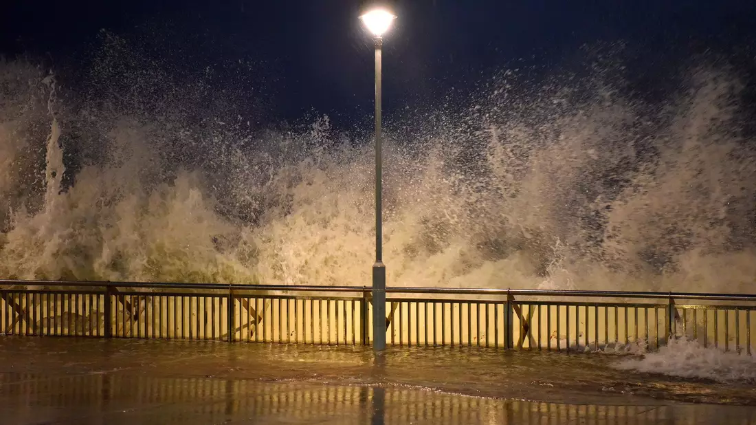 In Taiwan trat ein Stausee über die Ufer und überflutete Ortschaften.  - Bild: --/XinHua/dpa