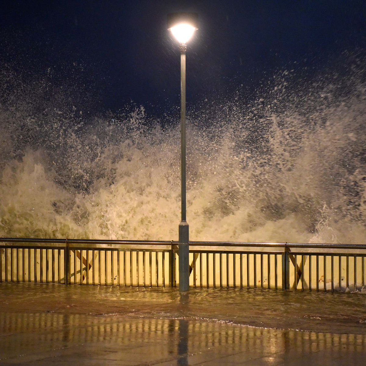 In Taiwan trat ein Stausee über die Ufer und überflutete Ortschaften.  - Foto: --/XinHua/dpa