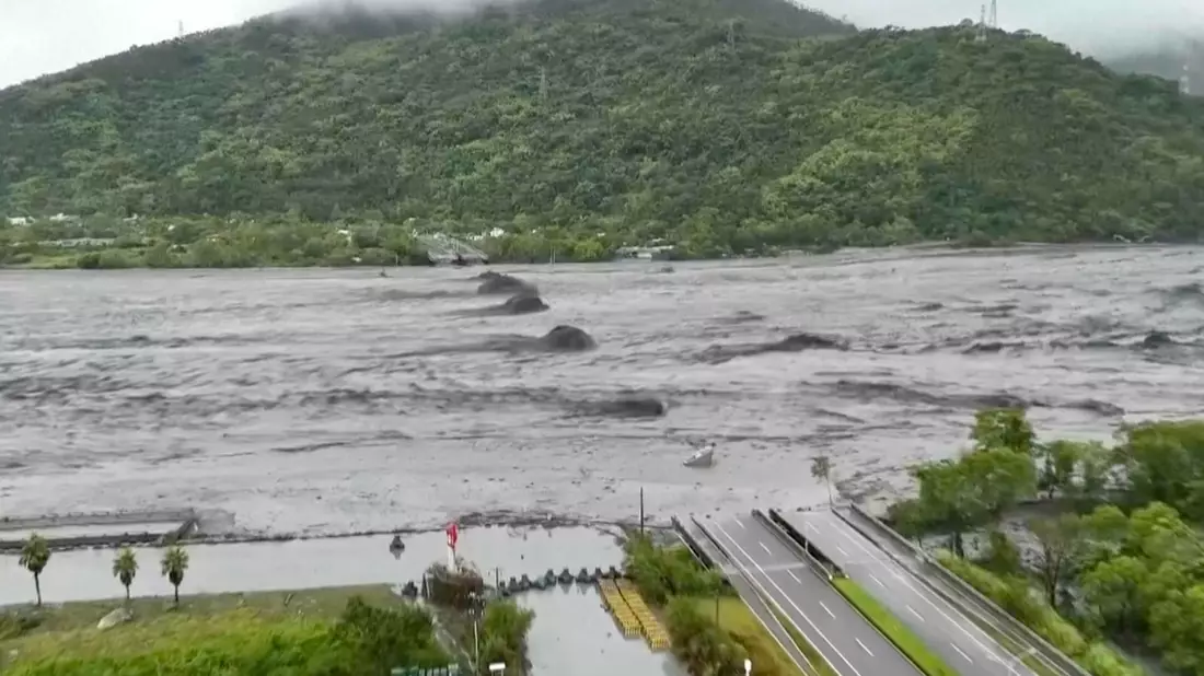 Nach Überschwemmungen starben in Taiwan mindestens 14 Menschen.  - Bild: Uncredited/Dong Wen Transports/AP/dpa