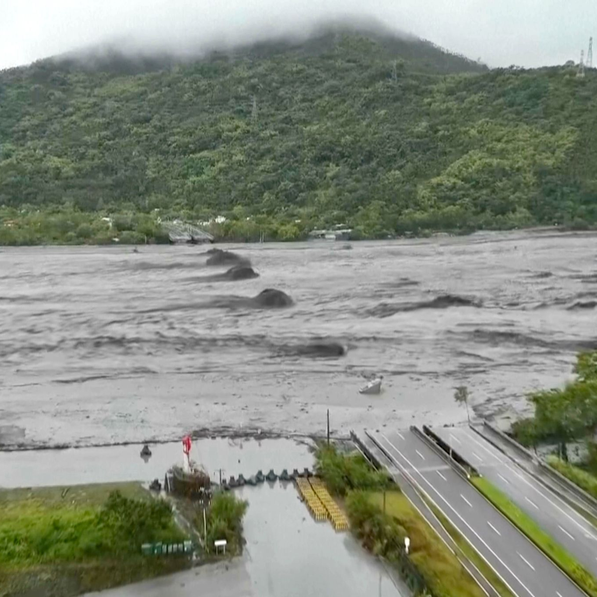 Nach Überschwemmungen starben in Taiwan mindestens 14 Menschen.  - Foto: Uncredited/Dong Wen Transports/AP/dpa