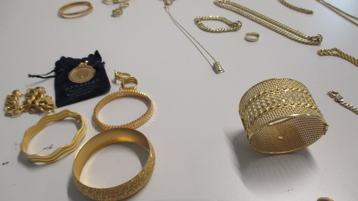 HZA-A: Sonderkontrollen des Hauptzollamts Augsburg / Einfuhrschmuggel von Goldschmuck - Foto: presseportal.de