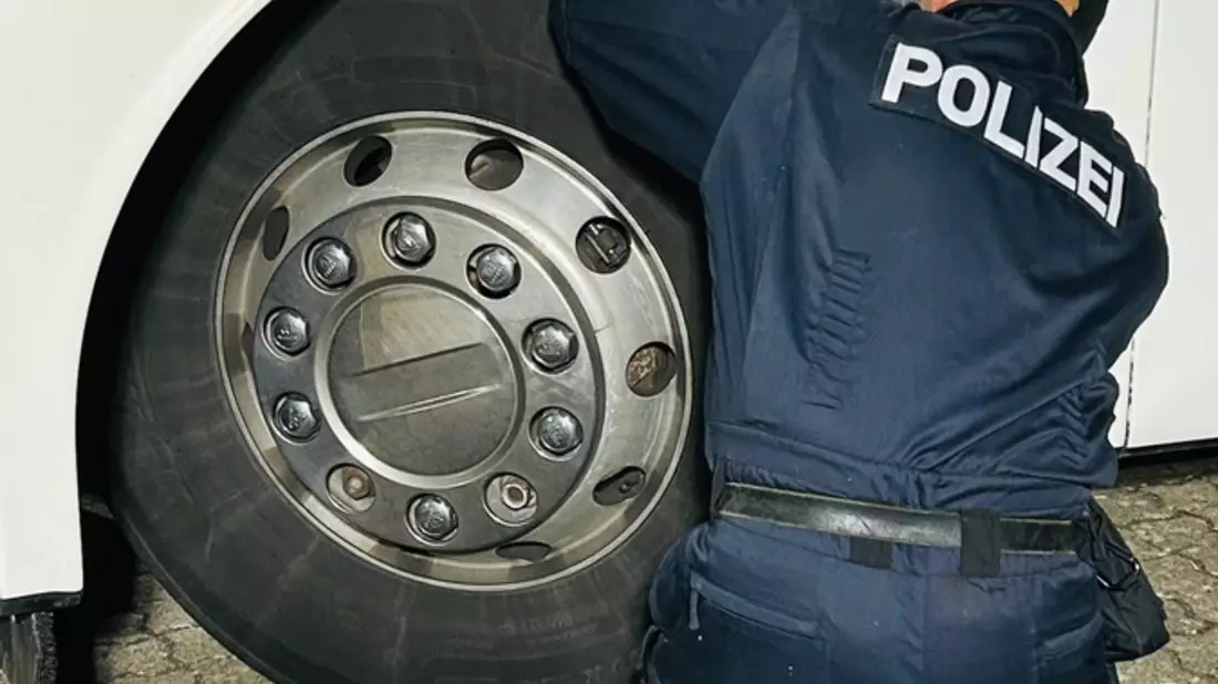 POL-LM: +++ Gemeinsame Kontrolle von Zoll, Polizei und Veterinäramt: Reisebusse mit erheblichen Verstößen gestoppt +++ - Bild: presseportal.de