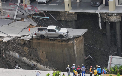 Das Erdloch vor dem Krankenhaus war gewaltig. - Foto: Sakchai Lalit/AP/dpa