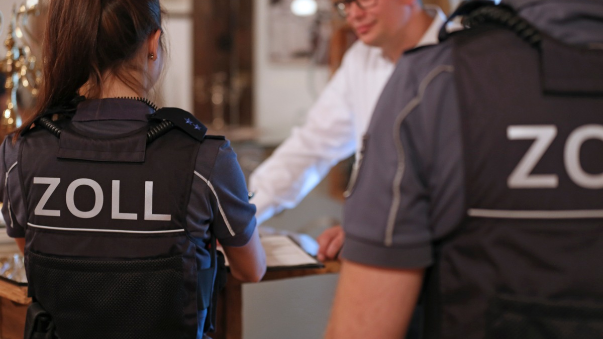 HZA-UL: Zöllner betreten das Restaurant und die Köche rennen los/Gastro-Kontrollen mehrerer Behörden - Foto: presseportal.de
