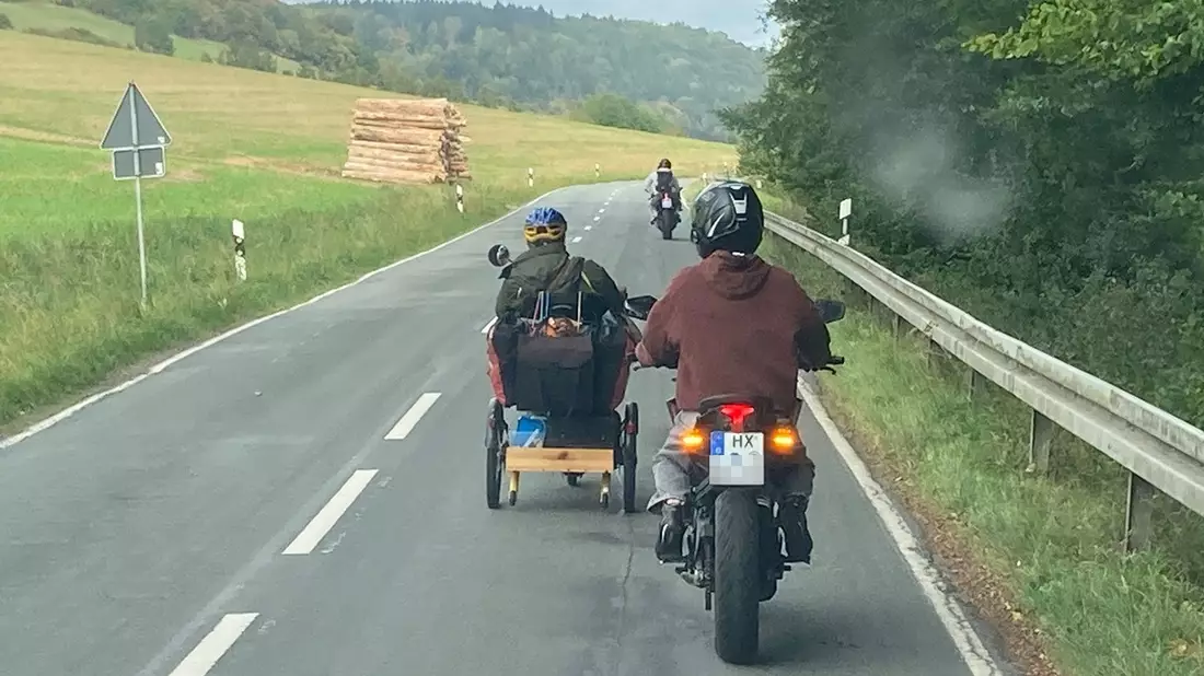 POL-HX: Zwei junge Motorradfahrer helfen Senior mit Pedelec in misslicher Lage - Bild: presseportal.de