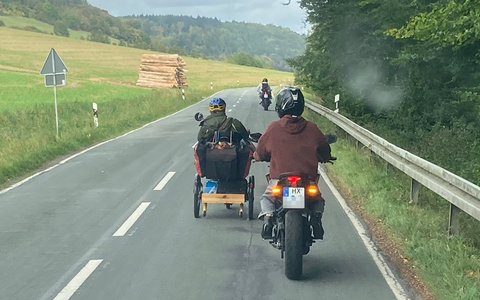 POL-HX: Zwei junge Motorradfahrer helfen Senior mit Pedelec in misslicher Lage - Foto: presseportal.de