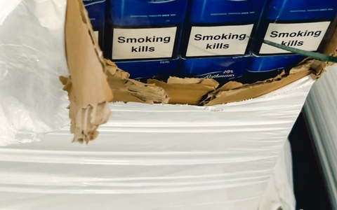 ZOLL-H: Zigaretten statt Handläufe/Zoll stellt 5,6 Millionen unversteuerte Zigaretten in Bremen sicher - Foto: presseportal.de