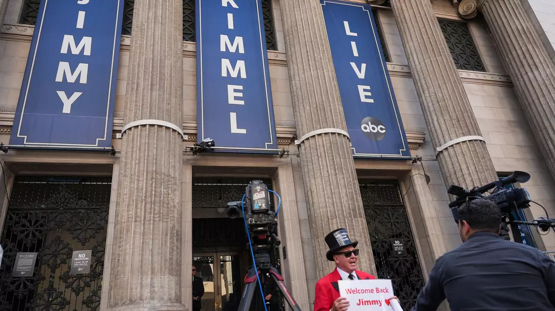 Jimmy Kimmel ging nach einer Zwangspause wieder auf Sendung.  - Bild: Chris Pizzello/Invision/AP/dpa