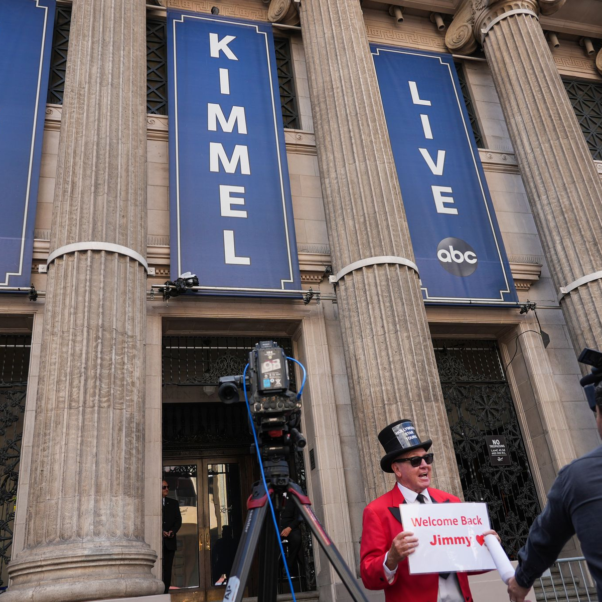 Jimmy Kimmel ging nach einer Zwangspause wieder auf Sendung.  - Foto: Chris Pizzello/Invision/AP/dpa