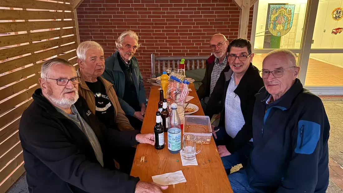 FW Helmstedt: Gemütlicher Grillabend der Altersabteilung der Ortsfeuerwehr Helmstedt - Bild: presseportal.de