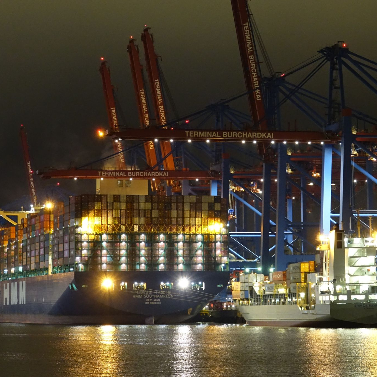 Die Wirtschaft hat sich in den einzelnen Bundesländern sehr unterschiedlich entwickelt. Hamburg, dessen Hafen hier zu sehen ist, hat zugelegt. (Archivbild)  - Foto: Friedemann Kohler/dpa