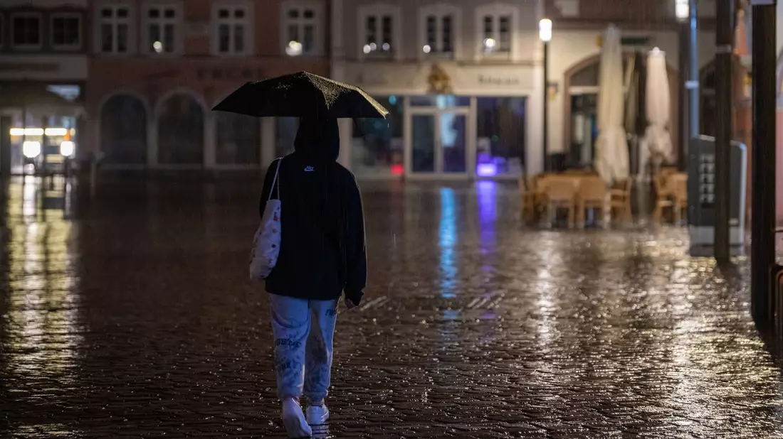 Der Regenschirm darf im Süden in den kommenden Tagen nicht fehlen.  - Bild: Harald Tittel/dpa