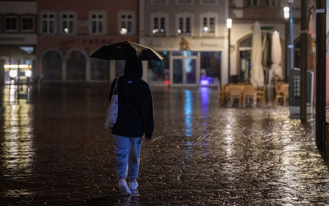 Der Regenschirm darf im Süden in den kommenden Tagen nicht fehlen.  - Foto: Harald Tittel/dpa
