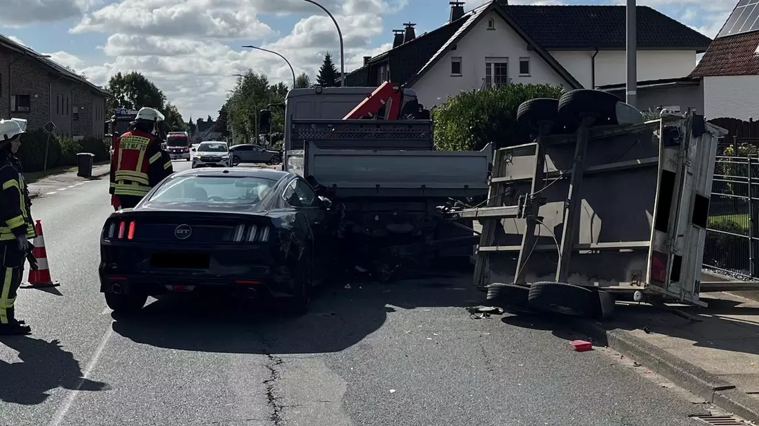 POL-MI: Ford Mustang kollidiert mit geparktem Fahrzeuggespann - Bild: presseportal.de