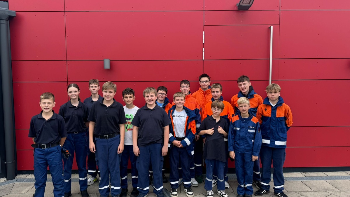 FW Alpen: Jugendfeuerwehr Xanten und Alpen erkunden den Wald - Foto: presseportal.de