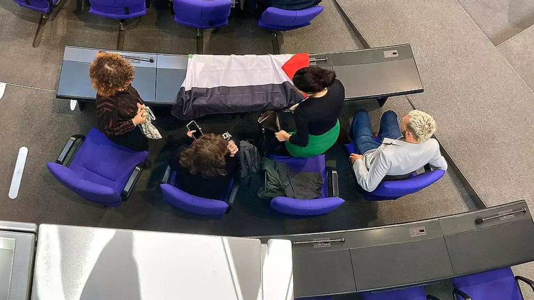 Linken-Aktion mit Palästinenser-Fahne im Bundestag am 24.09.2025 - Bild: über dts Nachrichtenagentur