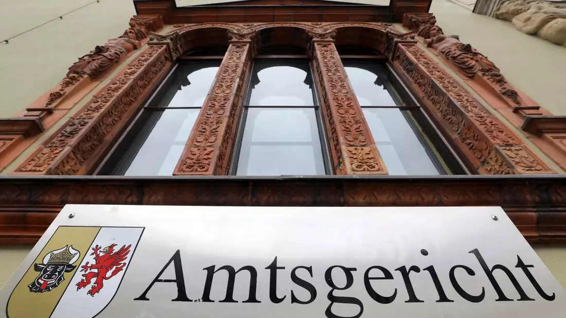 Vor dem Amtsgericht in Wismar waren zwei Jugendliche am Dienstag verurteilt worden. (Symbolbild) - Bild: Bernd Wüstneck/dpa