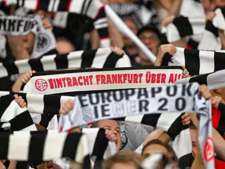 Frankfurter Fans sollen in Neapel nicht ins Stadion kommen. - Foto: Uwe Anspach/dpa