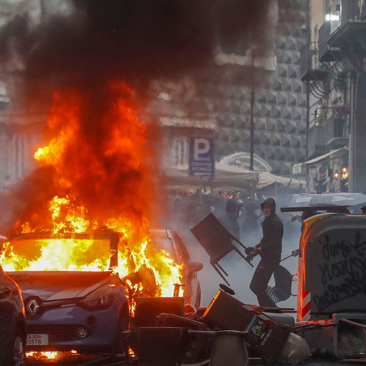 Vor dem Spiel der Eintracht in Neapel 2023 gab es schwere Ausschreitungen. - Foto: Salvatore Laporta/AP/dpa