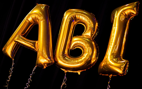 Etwa 10.000 Euro hat ein Abiturjahrgang für die Abschlussfeier gespart - nun ist das Geld weg und die Polizei ermittelt. (Symbolbild) - Foto: Moritz Frankenberg/dpa