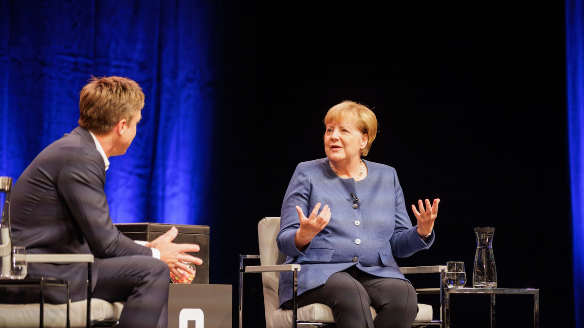 So viel Lob für Merz hatte Merkel schon lange nicht mehr übrig. - Foto: Gordon Welters/DER SPIEGEL/dpa