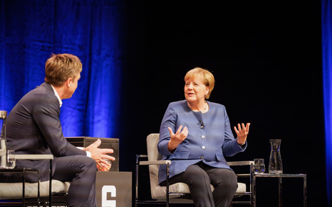 So viel Lob für Merz hatte Merkel schon lange nicht mehr übrig. - Foto: Gordon Welters/DER SPIEGEL/dpa