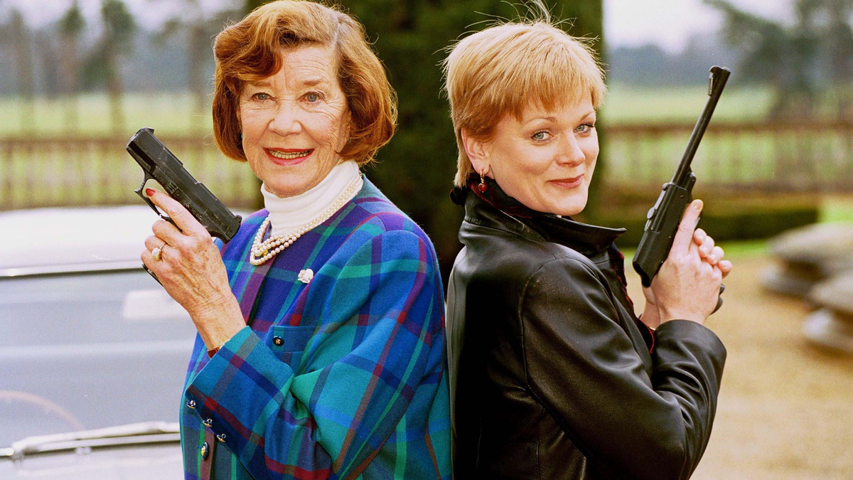 Lois Maxwell (l) und Samantha Bond haben beide «Miss Moneypenny» gespielt. (Archivbild) - Foto: Richard Chambury/Globe Photos via ZUMA Wire/dpa