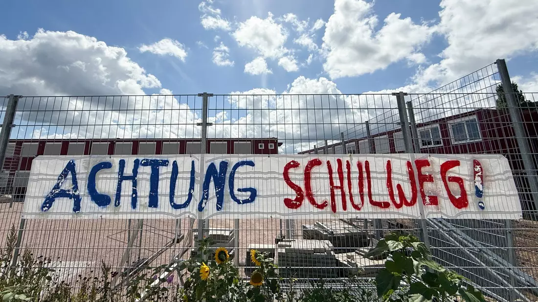 Die Zahl der Unfälle auf dem Schulweg ist gestiegen. (Archiv) - Bild: Christian Charisius/dpa