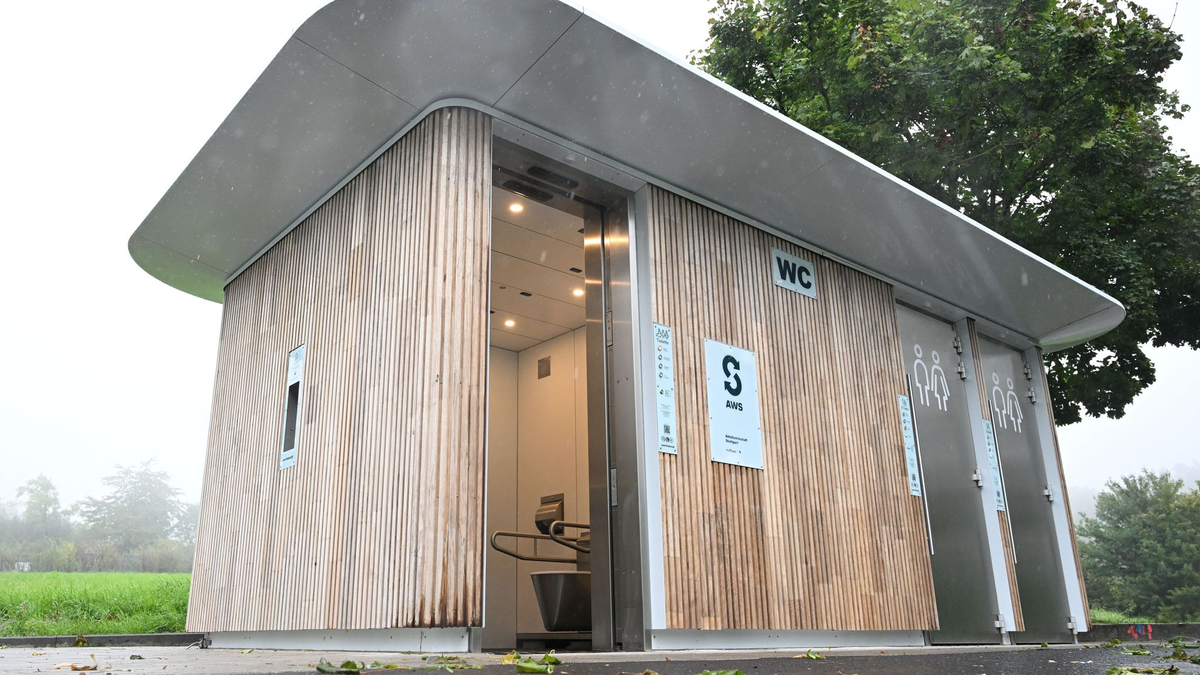 Das WC soll auch Anwohner vor unliebsamen Hinterlassenschaften schützen. - Foto: Bernd Weißbrod/dpa