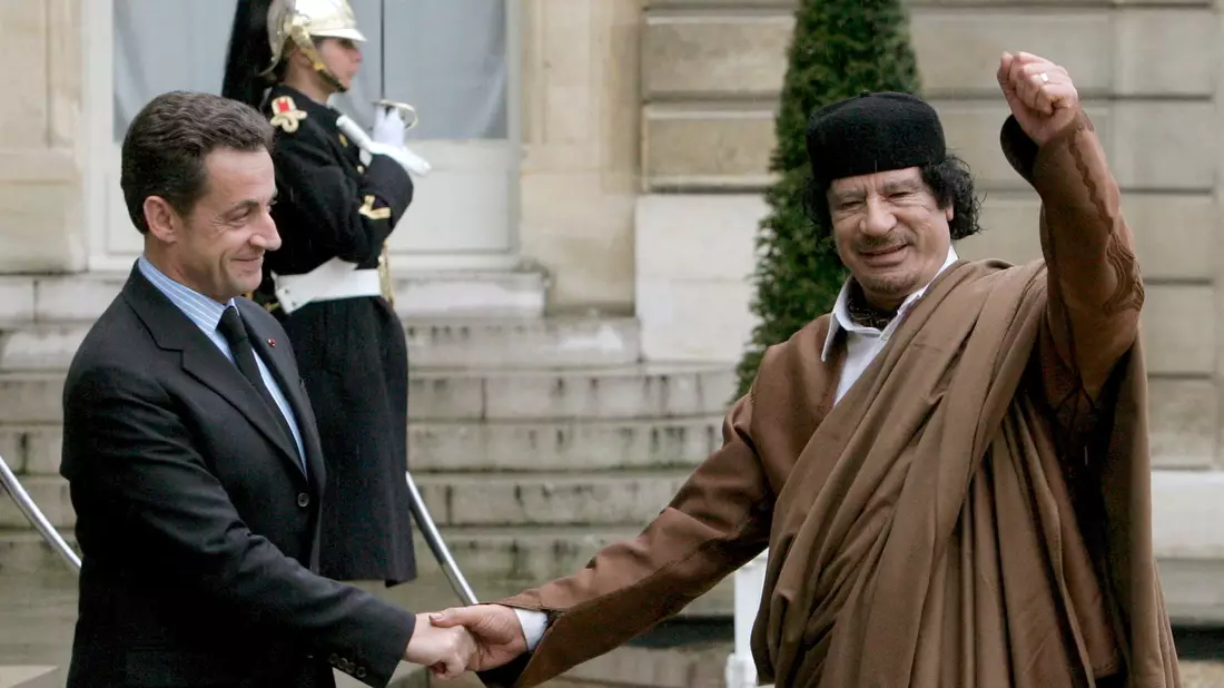 2007: Sarkozy empfängt Al-Gaddafi mit Pomp im Élysée-Palast. (Archivbild) - Bild: epa Maya Vidon/EPA/dpa