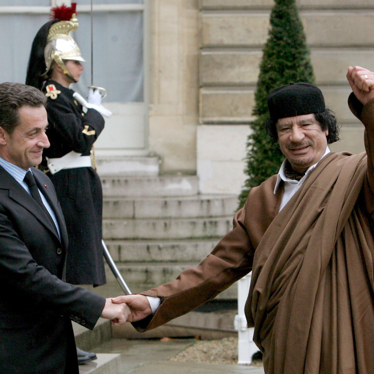 2007: Sarkozy empfängt Al-Gaddafi mit Pomp im Élysée-Palast. (Archivbild) - Foto: epa Maya Vidon/EPA/dpa
