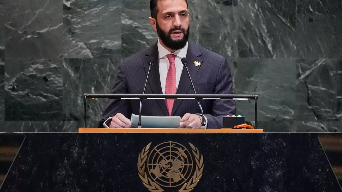 Syriens Interimspräsident al-Scharaa kritisiert Israels dauernde Angriffe auf sein Land.  - Bild: Richard Drew/AP/dpa