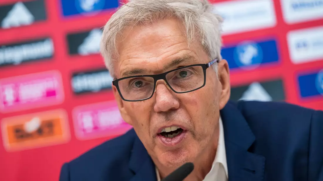 Klarer Favorit: Die Bayern von Trainer Herbert. - Bild: Peter Kneffel/dpa