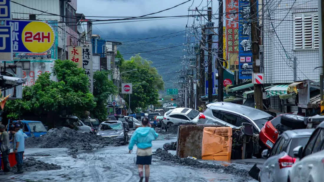 In Taiwan lief ein Staudamm über, was zu schweren Schäden und Todesopfern führte.  - Bild: Cheng-Chia Huang/ZUMA Press Wire/dpa