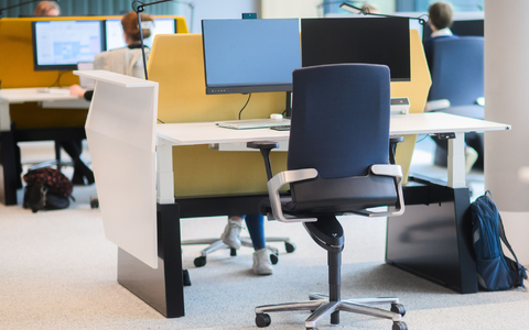 Wegen des Homeoffice-Trends bleiben in vielen Büros Schreibtische leer. (Archivbild) - Foto: Philip Dulian/dpa/dpa-tmn