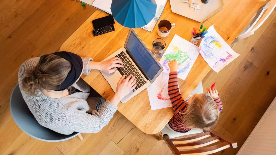 Gerade bei Berufstätigen mit Kindern ist das Homeoffice beliebt. (Archivbild) - Bild: Julian Stratenschulte/dpa