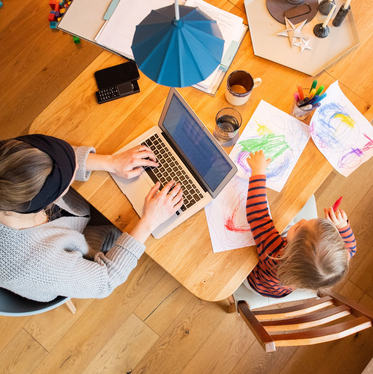 Gerade bei Berufstätigen mit Kindern ist das Homeoffice beliebt. (Archivbild) - Foto: Julian Stratenschulte/dpa