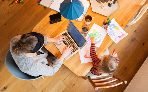 Gerade bei Berufstätigen mit Kindern ist das Homeoffice beliebt. (Archivbild) - Foto: Julian Stratenschulte/dpa