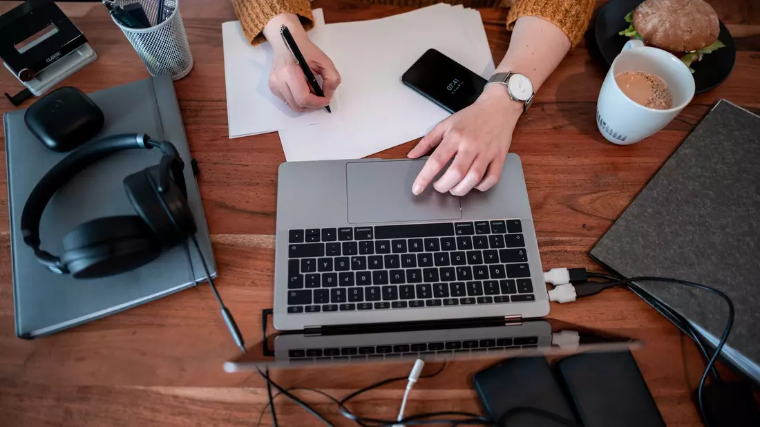 Besonders verbreitet ist das Homeoffice in Dienstleistungsjobs. (Symbolbild) - Bild: Fabian Strauch/dpa/dpa-tmn