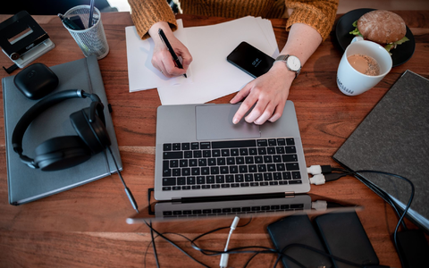 Besonders verbreitet ist das Homeoffice in Dienstleistungsjobs. (Symbolbild) - Foto: Fabian Strauch/dpa/dpa-tmn
