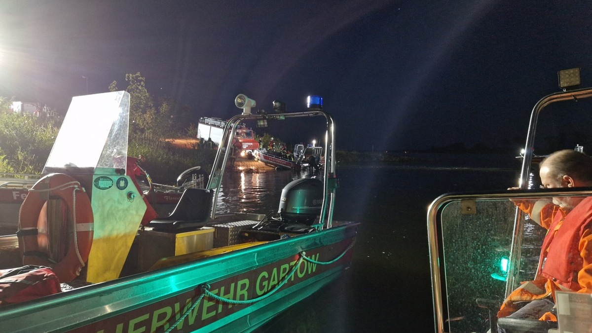 FW Lüchow-Dannenberg: +++ Großeinsatz an der Elbe +++ Person nach Sprung in die Elbe nicht gefunden +++ - Foto: presseportal.de