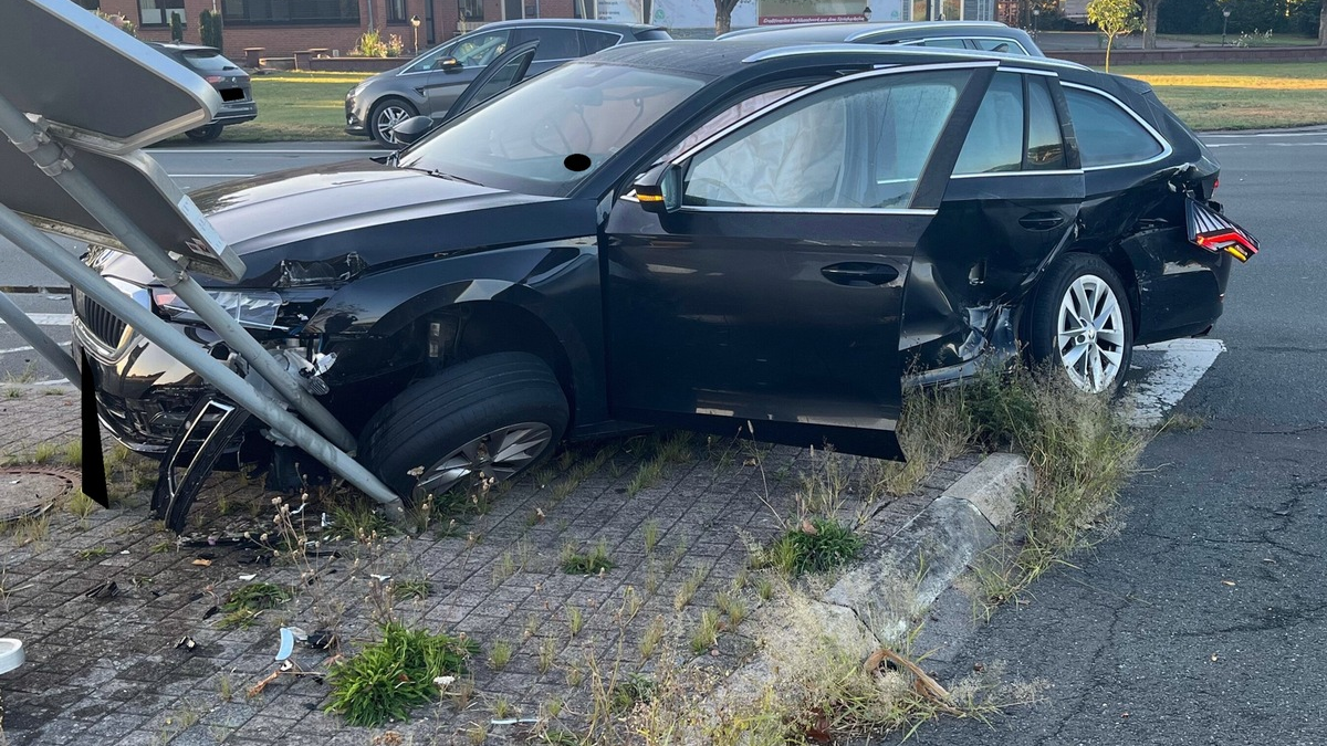 POL-MI: Zwei Totalschäden nach Kreuzungsunfall - Foto: presseportal.de