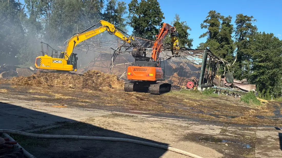 FW-ROW: Scheunenbrand beschäftigt Feuerwehren über 21 Stunden - Bild: presseportal.de
