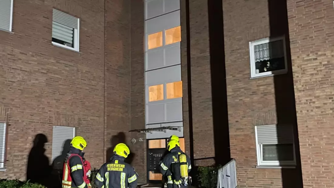 FW Bergheim: Gebäudebrand im 4. Obergeschoss eines Mehrfamilienhauses in Bergheim-Zieverich - Bild: presseportal.de