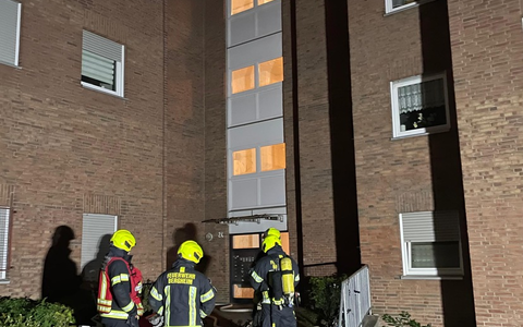 FW Bergheim: Gebäudebrand im 4. Obergeschoss eines Mehrfamilienhauses in Bergheim-Zieverich - Foto: presseportal.de