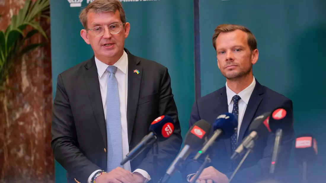 Sprechen von einem «hybriden Angriff»: Dänemarks Verteidigungsminister Troels Lund Poulsen und Justizminister Peter Hummelgaard. - Bild: Emil Helms/Ritzau Scanpix Foto/AP/dpa