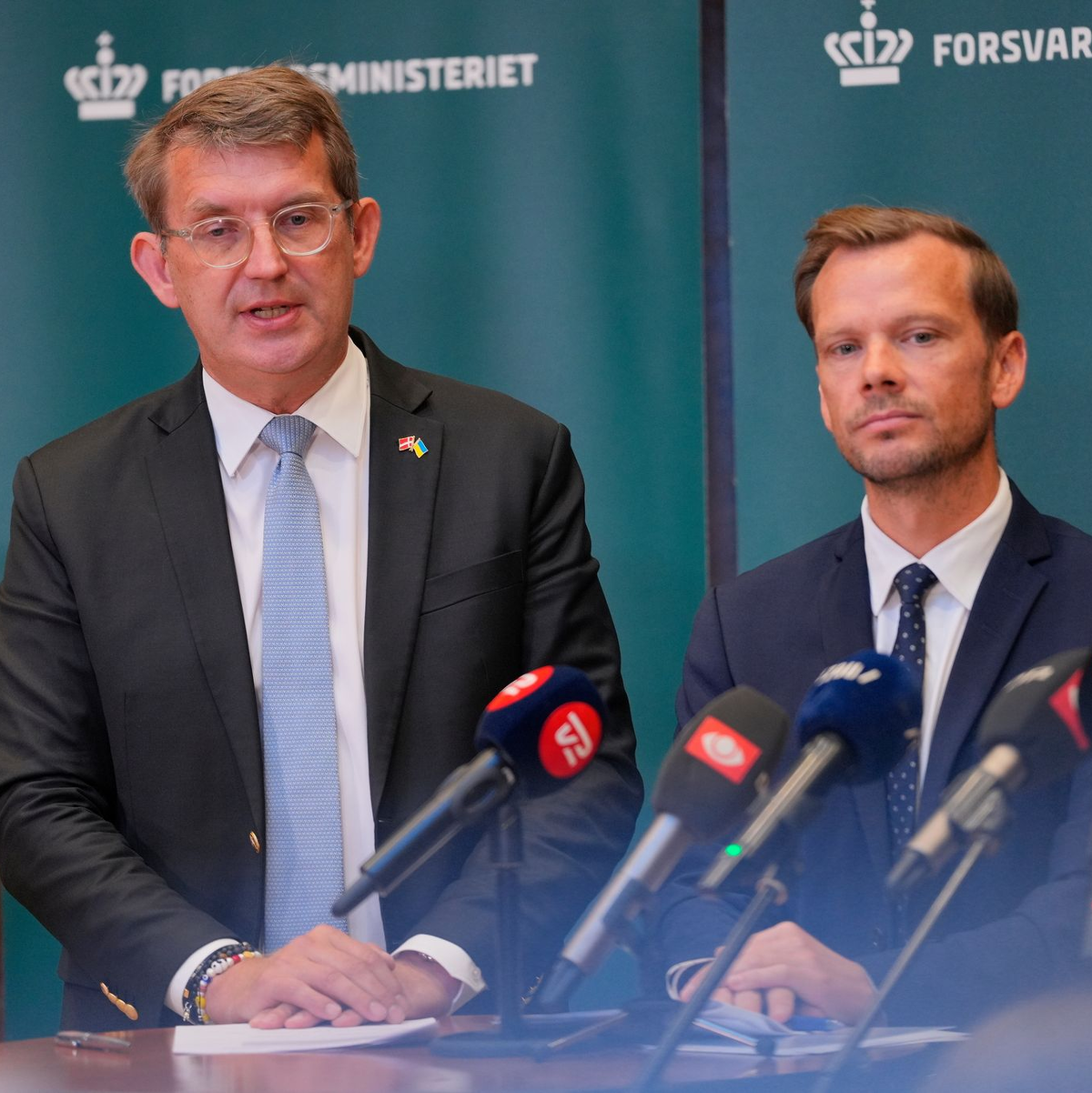 Sprechen von einem «hybriden Angriff»: Dänemarks Verteidigungsminister Troels Lund Poulsen und Justizminister Peter Hummelgaard. - Foto: Emil Helms/Ritzau Scanpix Foto/AP/dpa