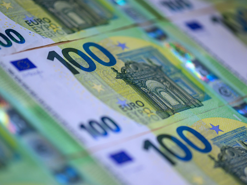 Die Superreichen häufen laut Oxfam immer mehr Vermögen an. (Symbolbild) - Foto: Hendrik Schmidt/dpa