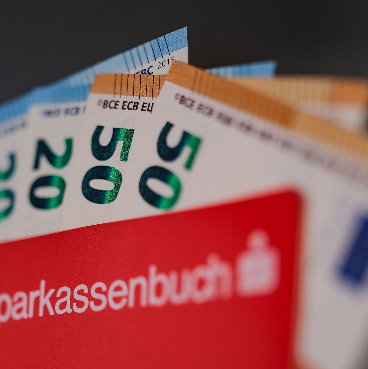 Die Deutschen sind berühmt für ihre Sparsamkeit. Anleger in anderen Ländern machen aber mehr aus ihrem Geld. (Symbolbild) - Foto: Oliver Berg/dpa/dpa-tmn